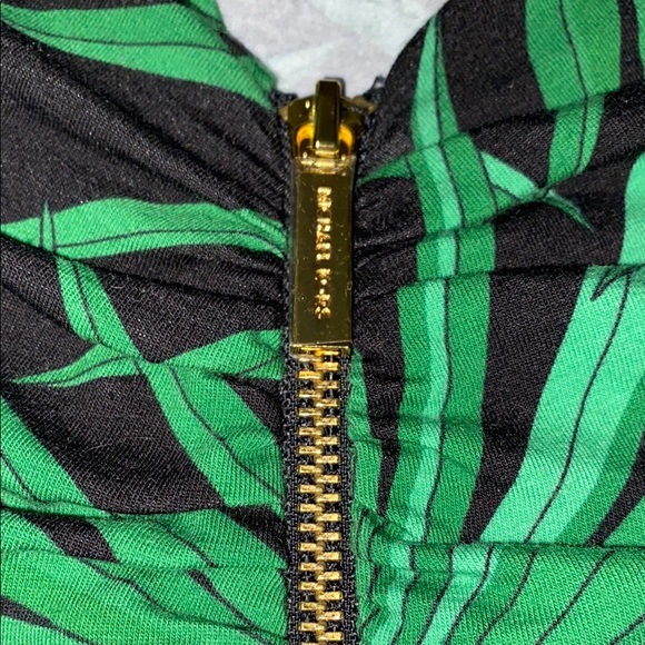 NWT Tropical Leaf Print “Palmeto Green” Michael KORS Top with Gold Zipper Sz S - Picture 4 of 12